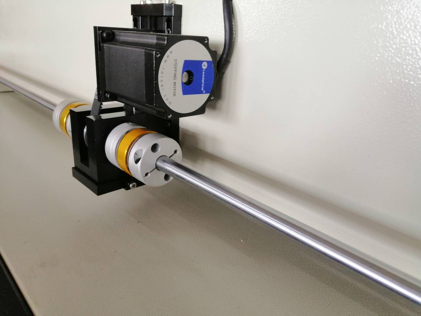 伺服與步進(jìn)之間哪種電機(jī)適合激光切割機(jī)？