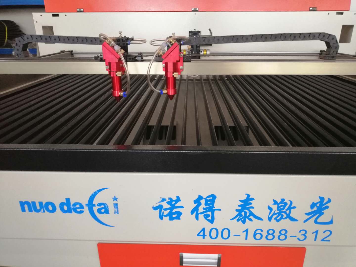 在包裝印刷行業(yè)為什么自動抓拍激光切割機比較流行？