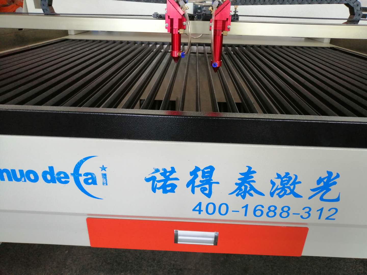 在小飾品行業(yè)激光切割機的作用能做到切割與雕刻！