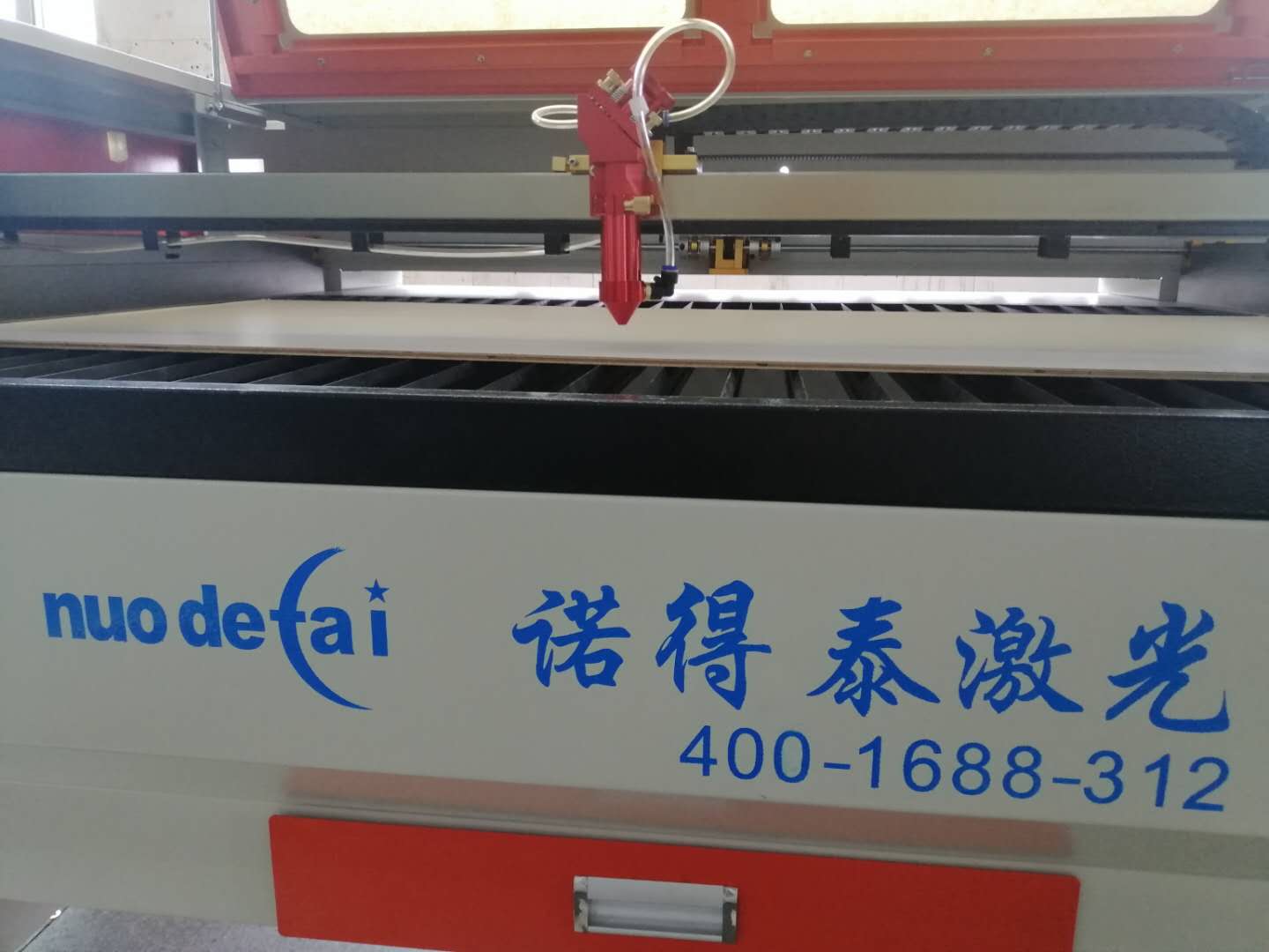 廣告行業(yè)用亞克力激光切割機(jī)加工的特點(diǎn)在哪里？