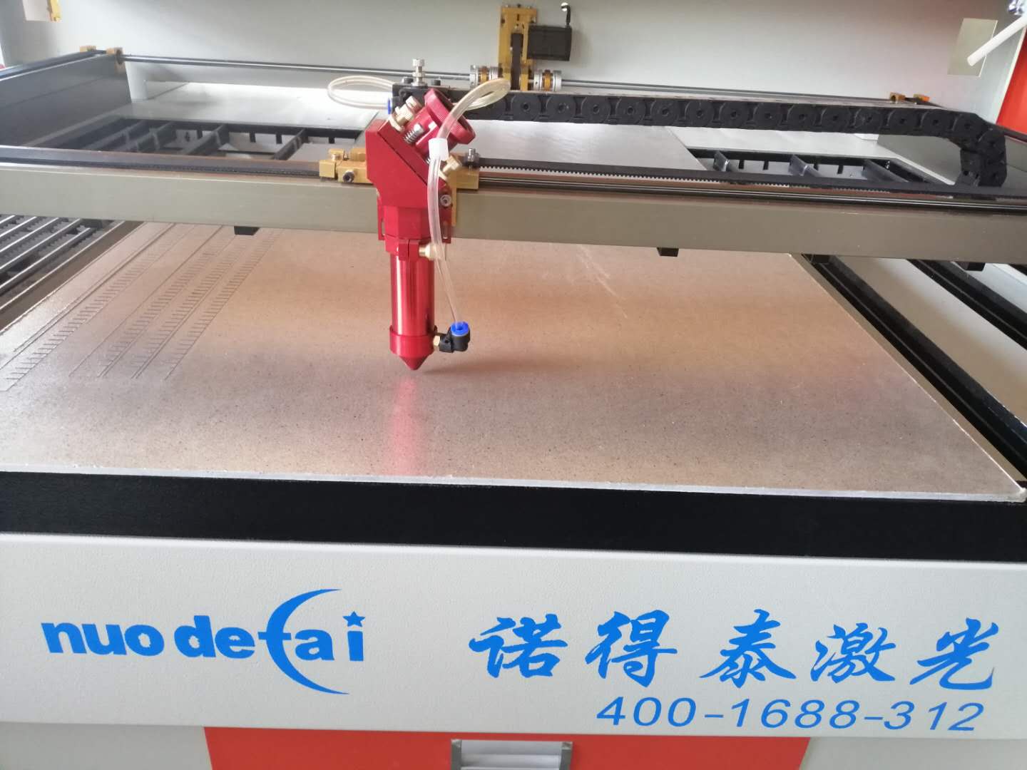 如何判斷小型非金屬材料激光切割機(jī)光學(xué)鏡片質(zhì)量好與壞？