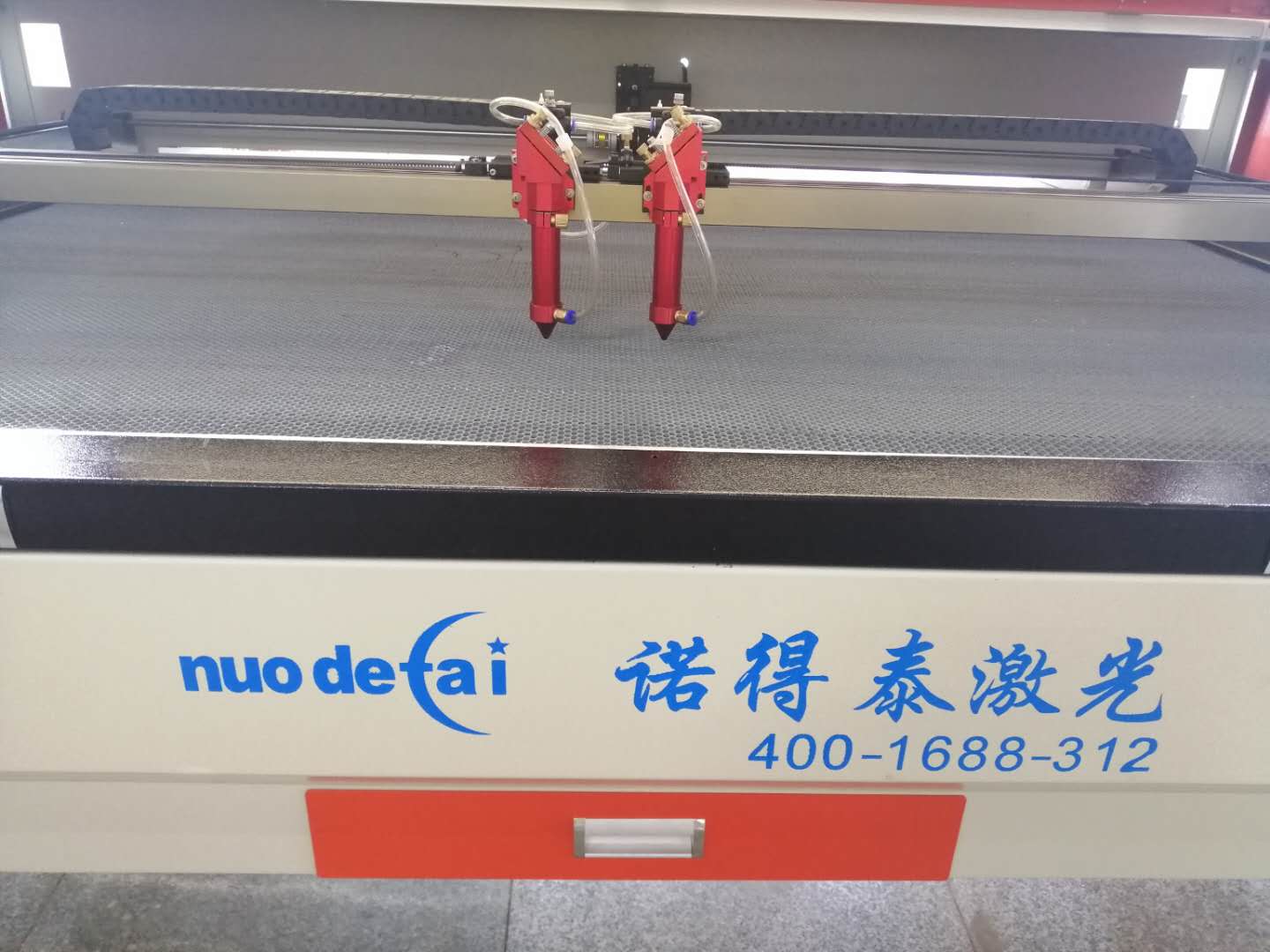 隨著薄膜開關(guān)需求不斷減少，使用激光切割機(jī)在不斷下降