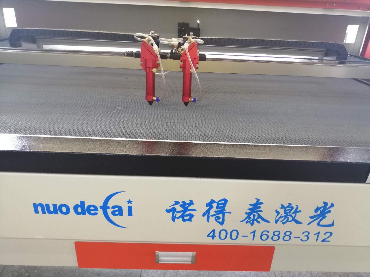 廣東珠海市旅游資源發(fā)達(dá)導(dǎo)致廣告工藝禮品激光切割機(jī)需求旺盛！