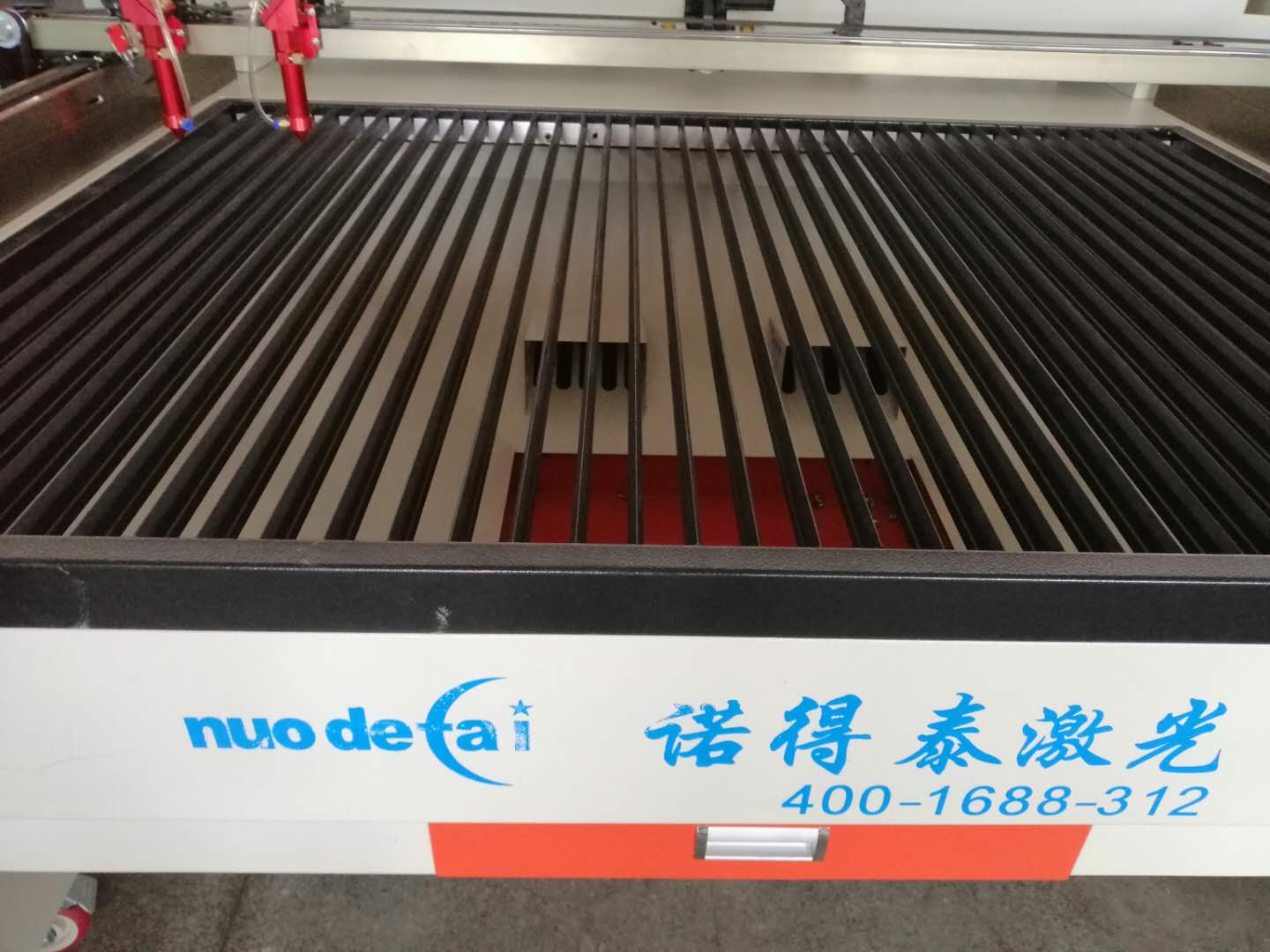 隨著激光切割機(jī)廠家越來(lái)越多從而也導(dǎo)致價(jià)格也是一落千丈！